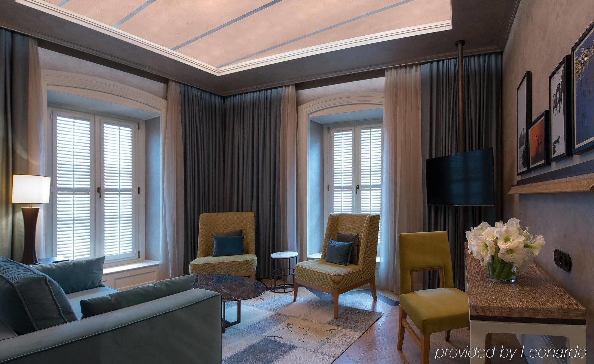 Отель 10 Karakoy Стамбул Экстерьер фото The interior of a suite at the hotel